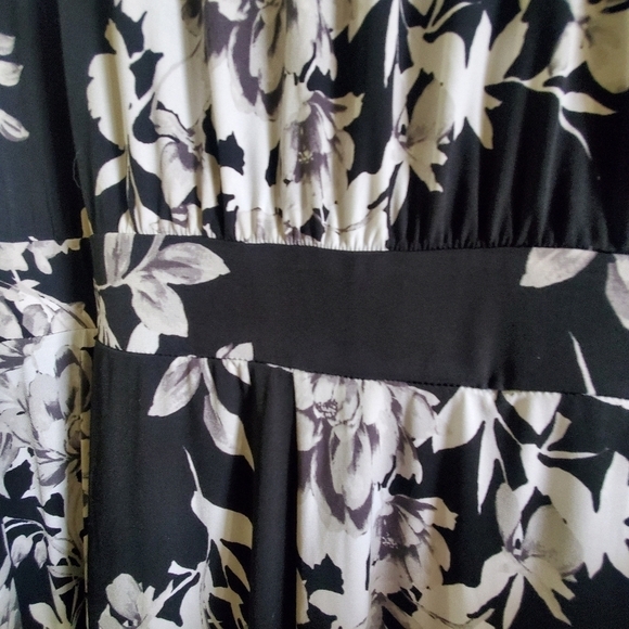 Lane Bryant sz 22/24. Boho black floral. Open back, side slit. Mock neck - Picture 7 of 14